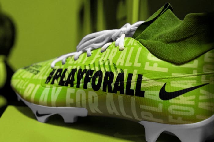 New York Jets linebacker Jermaine Johnson II's green and black Nike cleats.
